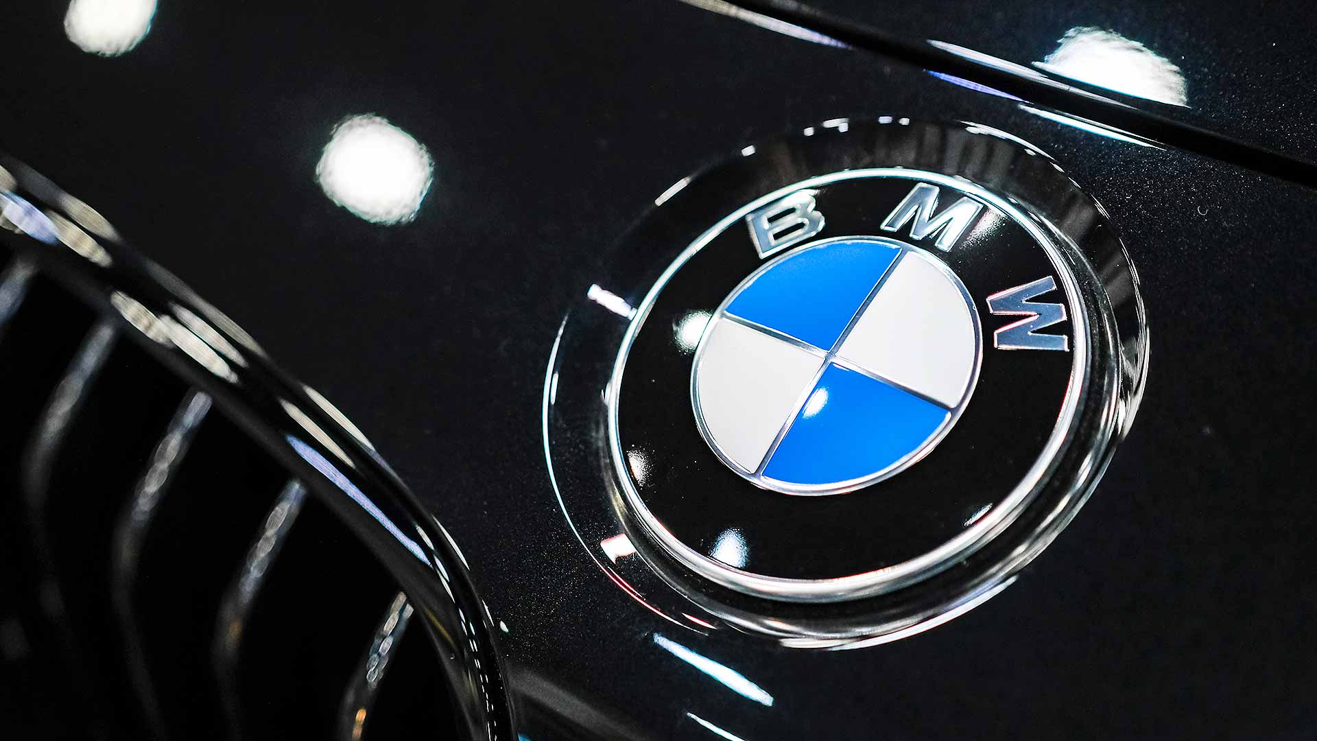 BMW  confirms new  logo  will NOT appear on cars